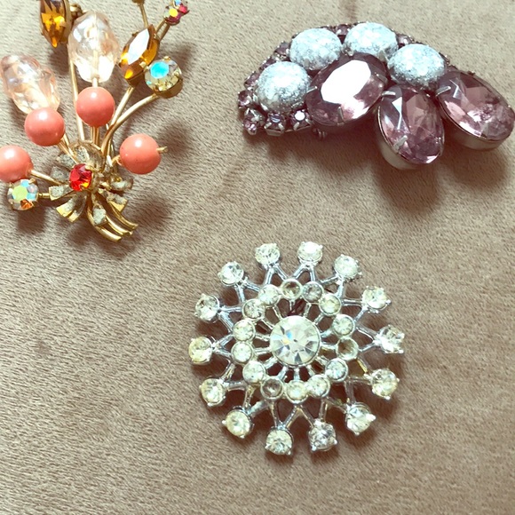 Three vintage brooches from late 40’s early 50’s - Picture 1 of 1